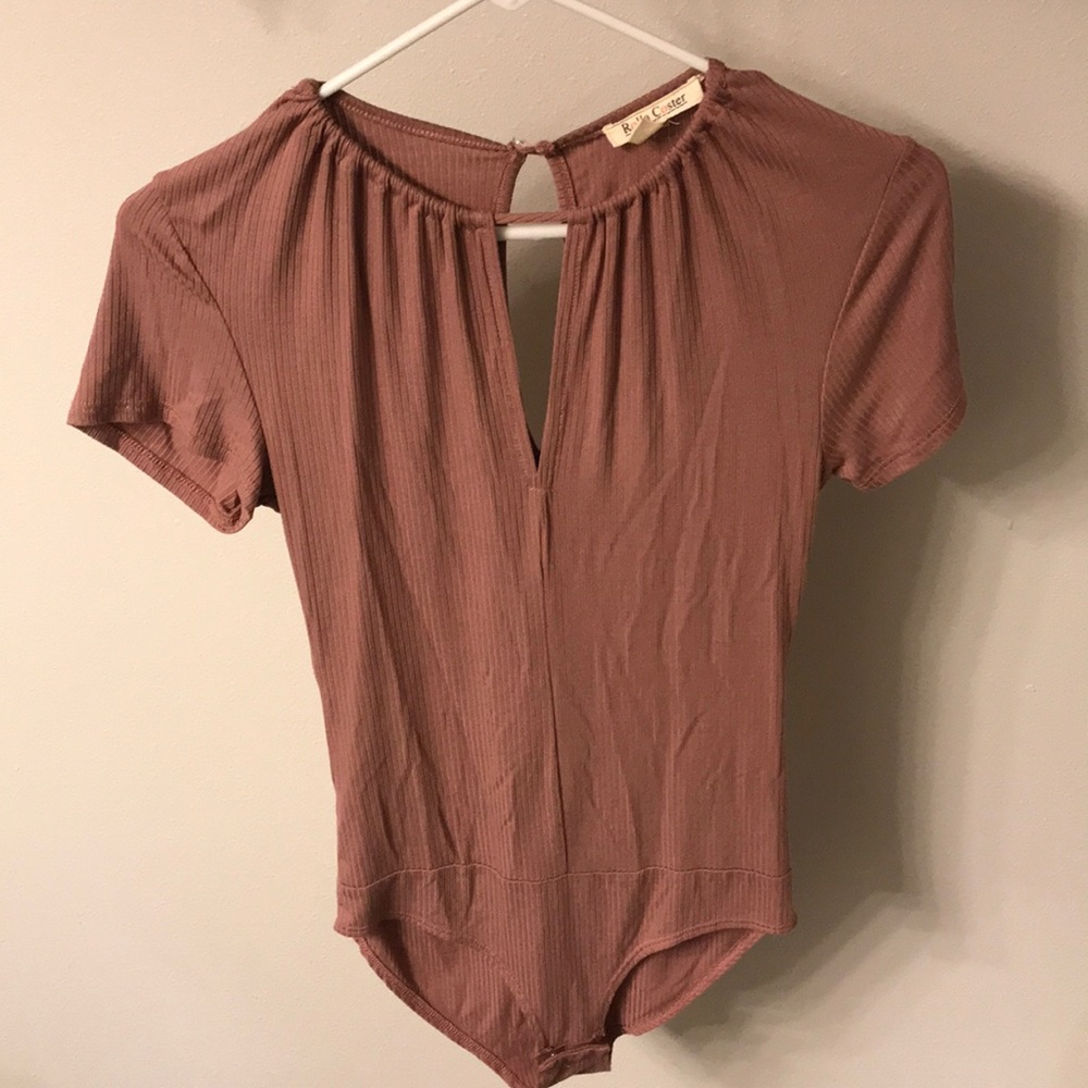 Short sleeve- Pink bodysuit with keyhole front